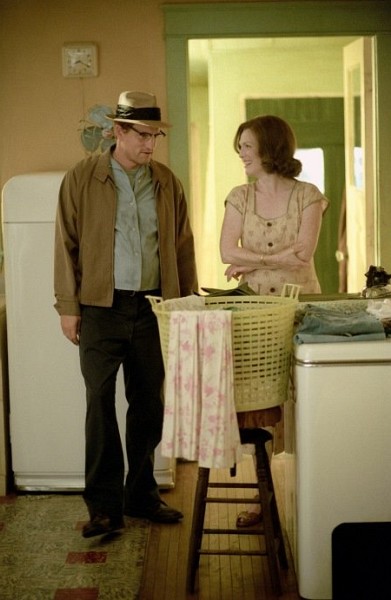 Still of Julianne Moore and Woody Harrelson in The Prize Winner of Defiance, Ohio