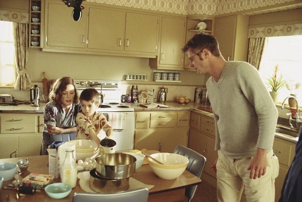 Still of Julianne Moore, Stephen Daldry and Jack Rovello in The Hours