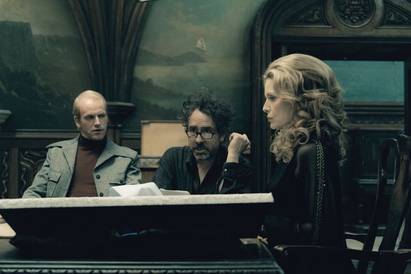 Still of Michelle Pfeiffer, Tim Burton and Jonny Lee Miller in Dark Shadows