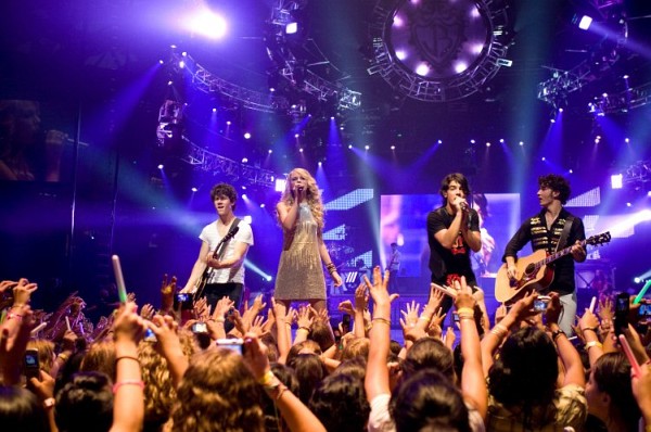 Still of Taylor Swift, The Jonas Brothers, Kevin Jonas, Joe Jonas and Nick Jonas in Jonas Brothers: The 3D Concert Experience