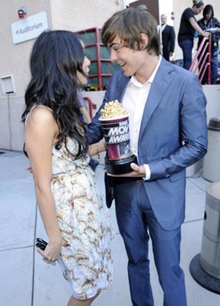 Vanessa Hudgens and Zac Efron at event of 2008 MTV Movie Awards