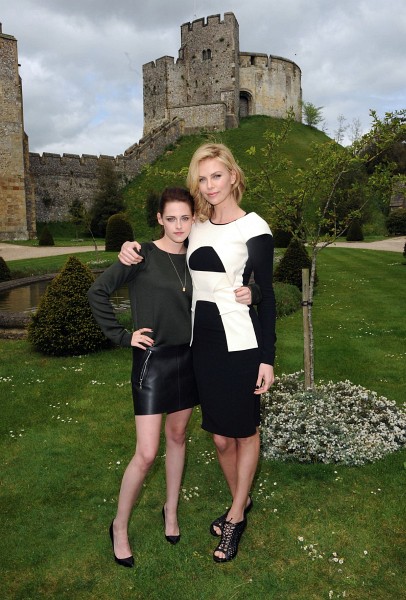Charlize Theron and Kristen Stewart at event of Snow White and the Huntsman