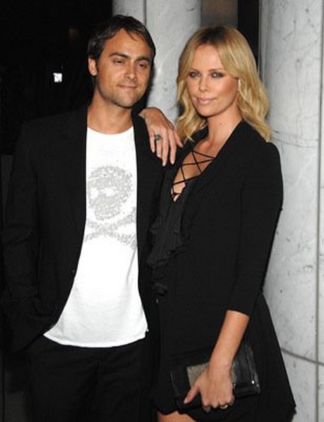 Charlize Theron and Stuart Townsend at event of Battle in Seattle