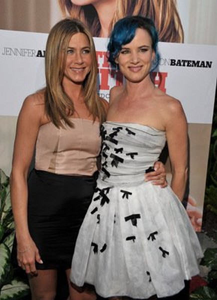 Jennifer Aniston and Juliette Lewis at event of The Switch