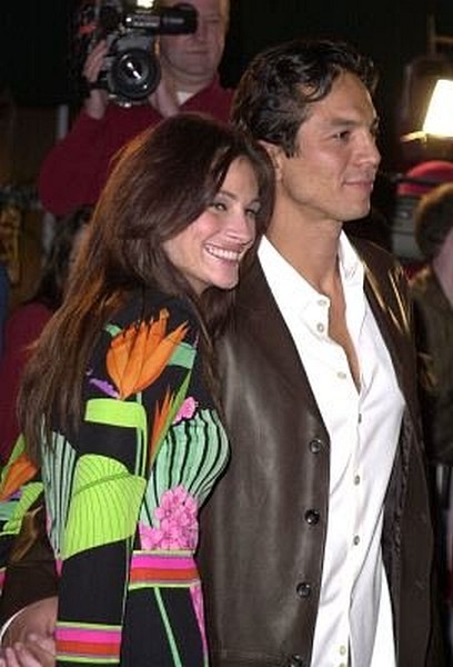 Julia Roberts and Benjamin Bratt at event of Red Planet