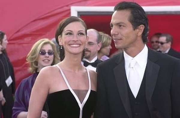 Julia Roberts and Benjamin Bratt