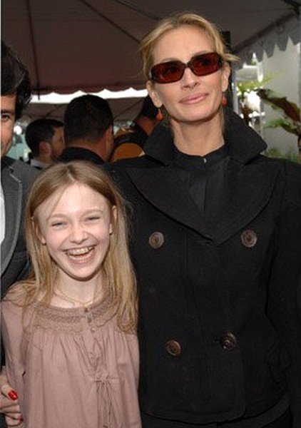 Julia Roberts and Dakota Fanning at event of Charlotte's Web