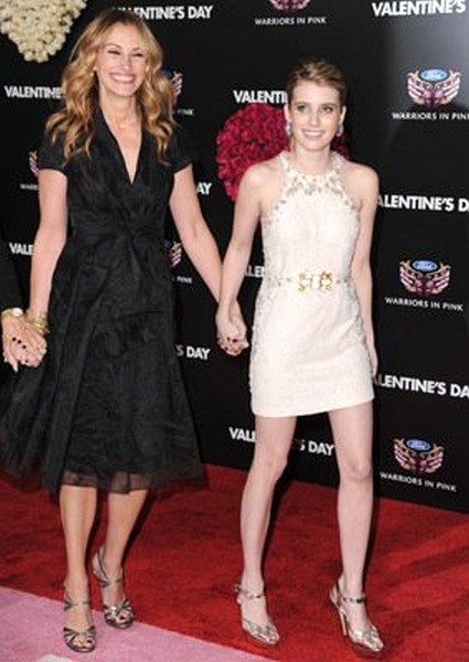 Julia Roberts and Emma Roberts at event of Valentine's Day