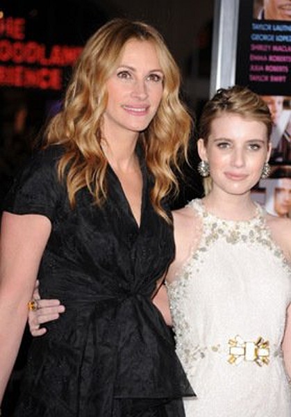 Julia Roberts and Emma Roberts at event of Valentine's Day