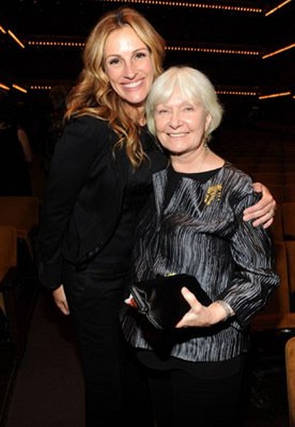 Julia Roberts and Joanne Woodward