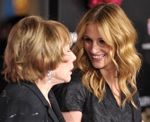 Julia Roberts and Shirley MacLaine at event of Valentine's Day