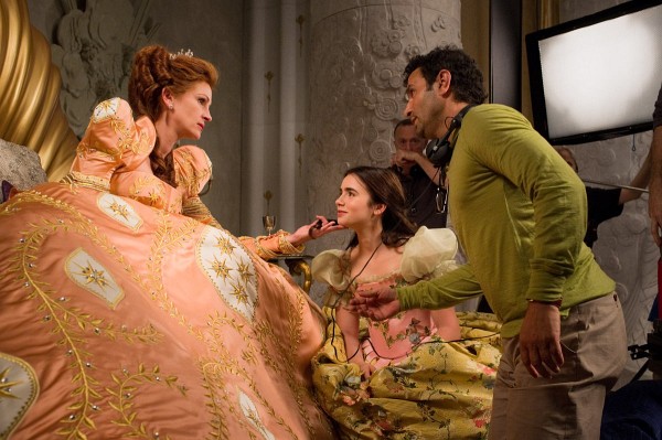 Julia Roberts, Tarsem Singh and Lily Collins in Mirror Mirror
