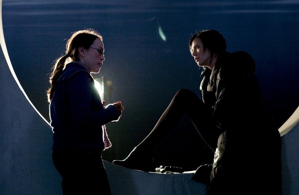 Still of Charlize Theron and Karyn Kusama in Æon Flux