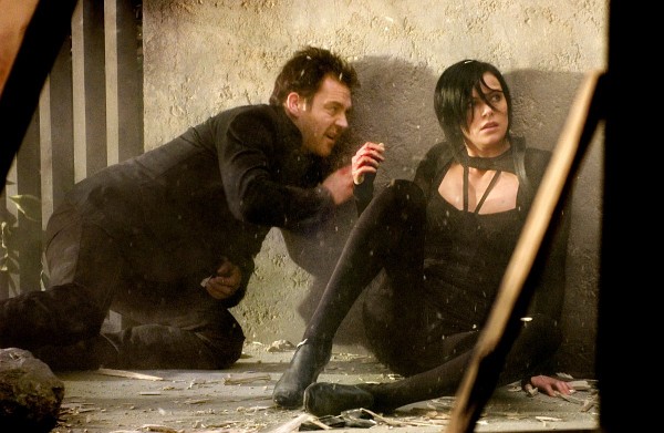 Still of Charlize Theron and Marton Csokas in Æon Flux