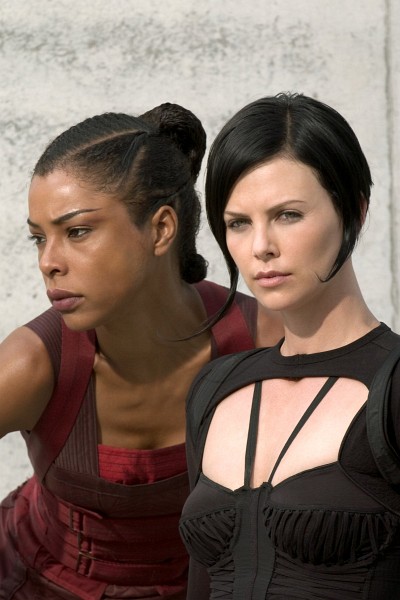 Still of Charlize Theron and Sophie Okonedo in Æon Flux