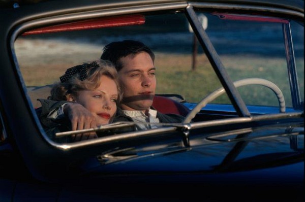 Still of Charlize Theron and Tobey Maguire in The Cider House Rules