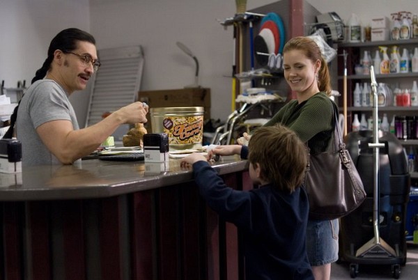 Still of Clifton Collins Jr. and Amy Adams in Sunshine Cleaning