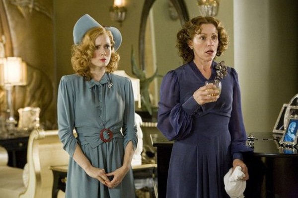 Still of Frances McDormand and Amy Adams in Miss Pettigrew Lives for a Day