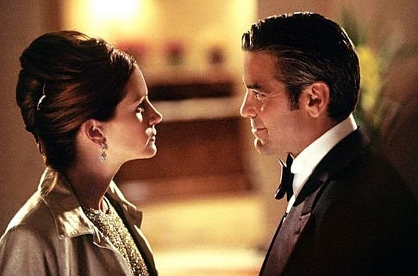 Still of George Clooney and Julia Roberts in Ocean's Eleven