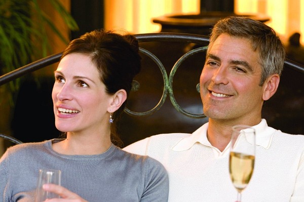 Still of George Clooney and Julia Roberts in Ocean's Twelve