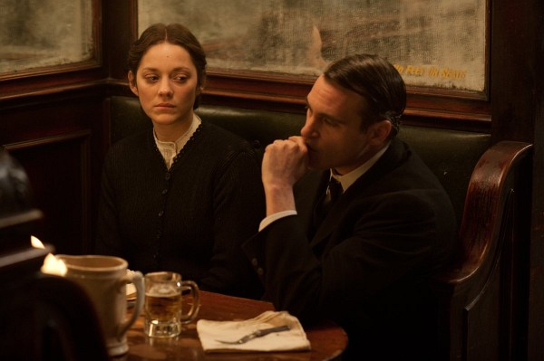 Still of Joaquin Phoenix and Marion Cotillard in The Immigrant