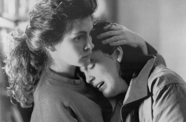 Still of Julia Roberts and Annabeth Gish in Mystic Pizza
