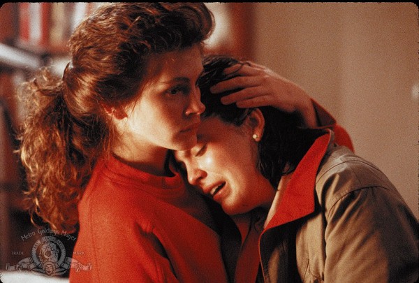 Still of Julia Roberts and Annabeth Gish in Mystic Pizza