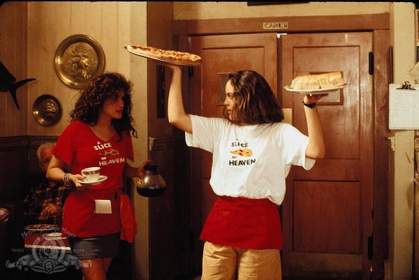 Still of Julia Roberts and Annabeth Gish in Mystic Pizza