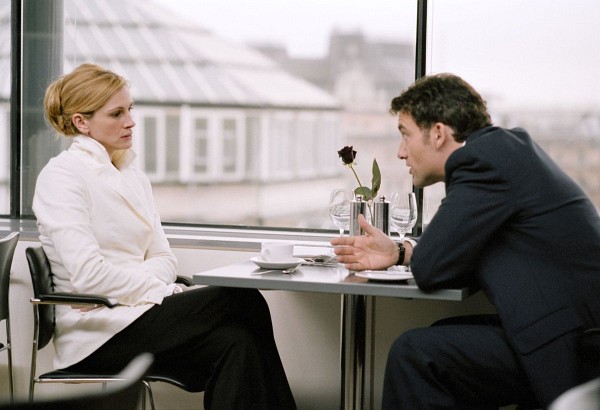 Still of Julia Roberts and Clive Owen in Closer
