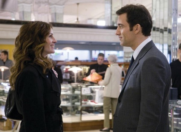 Still of Julia Roberts and Clive Owen in Duplicity