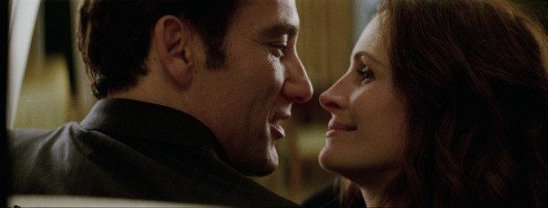 Still of Julia Roberts and Clive Owen in Duplicity