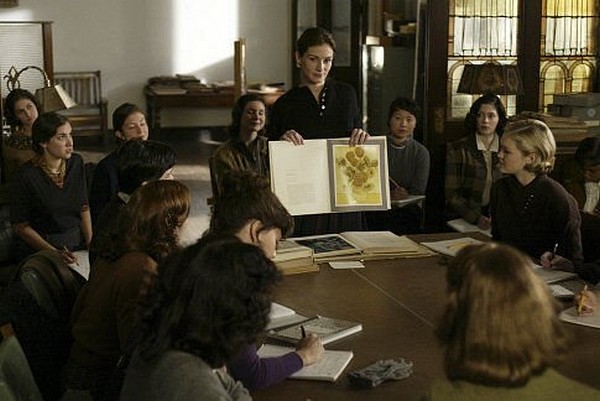 Still of Julia Roberts and Julia Stiles in Mona Lisa Smile