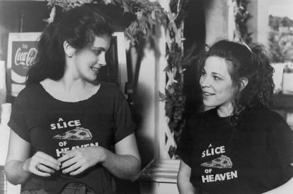 Still of Julia Roberts and Lili Taylor in Mystic Pizza