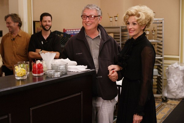 Still of Julia Roberts and Mike Nichols in Charlie Wilson's War