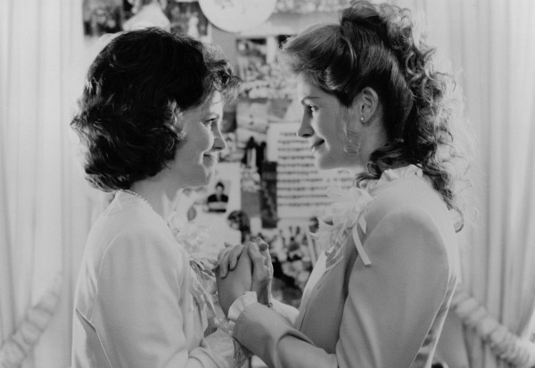 Still of Julia Roberts and Sally Field in Steel Magnolias