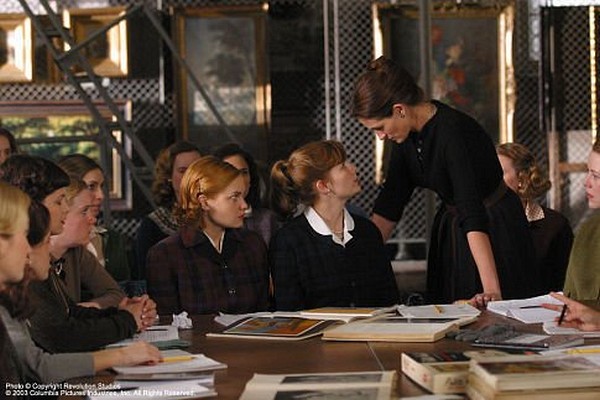 Still of Julia Roberts in Mona Lisa Smile