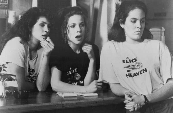 Still of Julia Roberts, Lili Taylor and Annabeth Gish in Mystic Pizza
