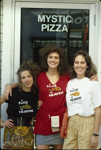 Still of Julia Roberts, Lili Taylor and Annabeth Gish in Mystic Pizza