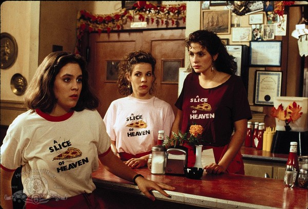 Still of Julia Roberts, Lili Taylor and Annabeth Gish in Mystic Pizza
