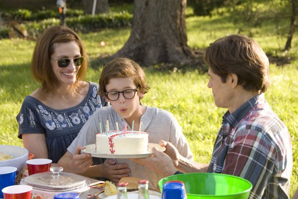 Still of Julia Roberts, Willem Dafoe and Cayden Boyd in Fireflies in the Garden