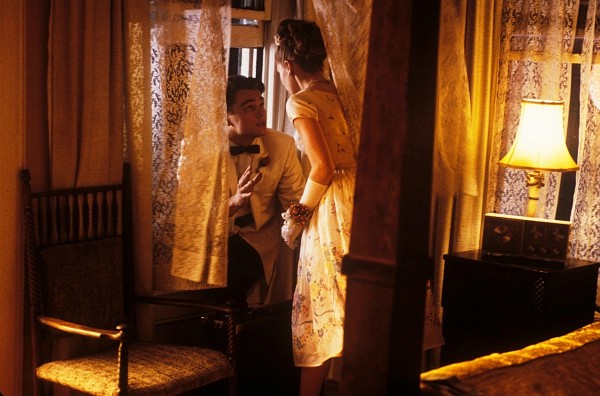 Still of Leonardo DiCaprio and Amy Adams in Catch Me If You Can