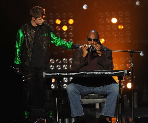 Still of Stevie Wonder and Justin Bieber in The X Factor