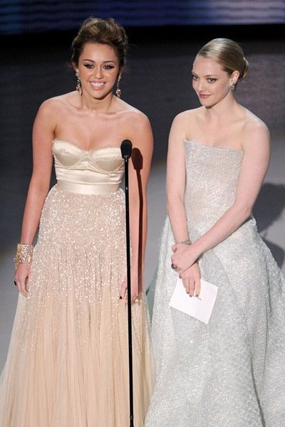 Amanda Seyfried and Miley Cyrus at event of The 82nd Annual Academy Awards