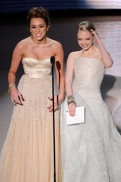 Amanda Seyfried and Miley Cyrus at event of The 82nd Annual Academy Awards