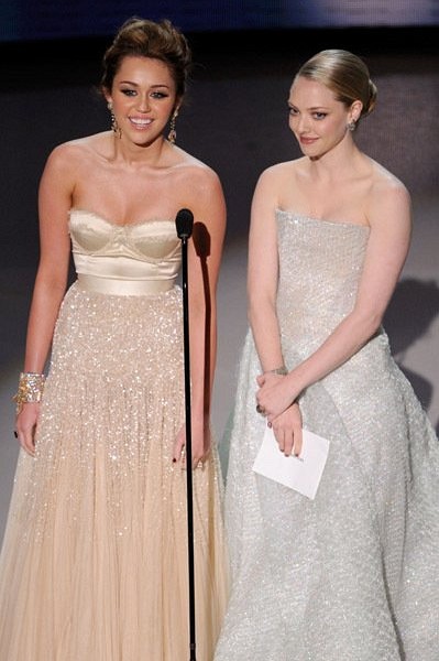 Amanda Seyfried and Miley Cyrus at event of The 82nd Annual Academy Awards