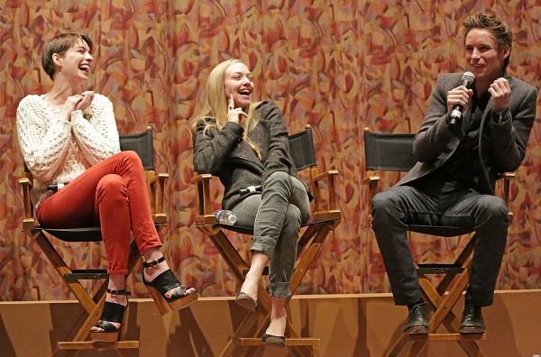 Photo: Anne Hathaway, Amanda Seyfried and Eddie Redmayne at event of Les Misérables