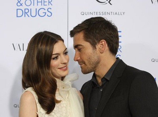 Photo: Anne Hathaway and Jake Gyllenhaal at event of Love & Other Drugs