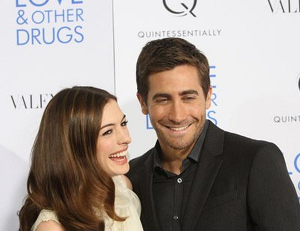 Anne Hathaway and Jake Gyllenhaal at event of Love & Other Drugs