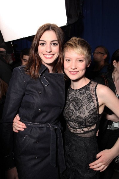 Photo: Anne Hathaway and Mia Wasikowska at event of Alice in Wonderland