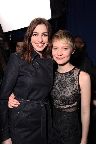 Photo: Anne Hathaway and Mia Wasikowska at event of Alice in Wonderland
